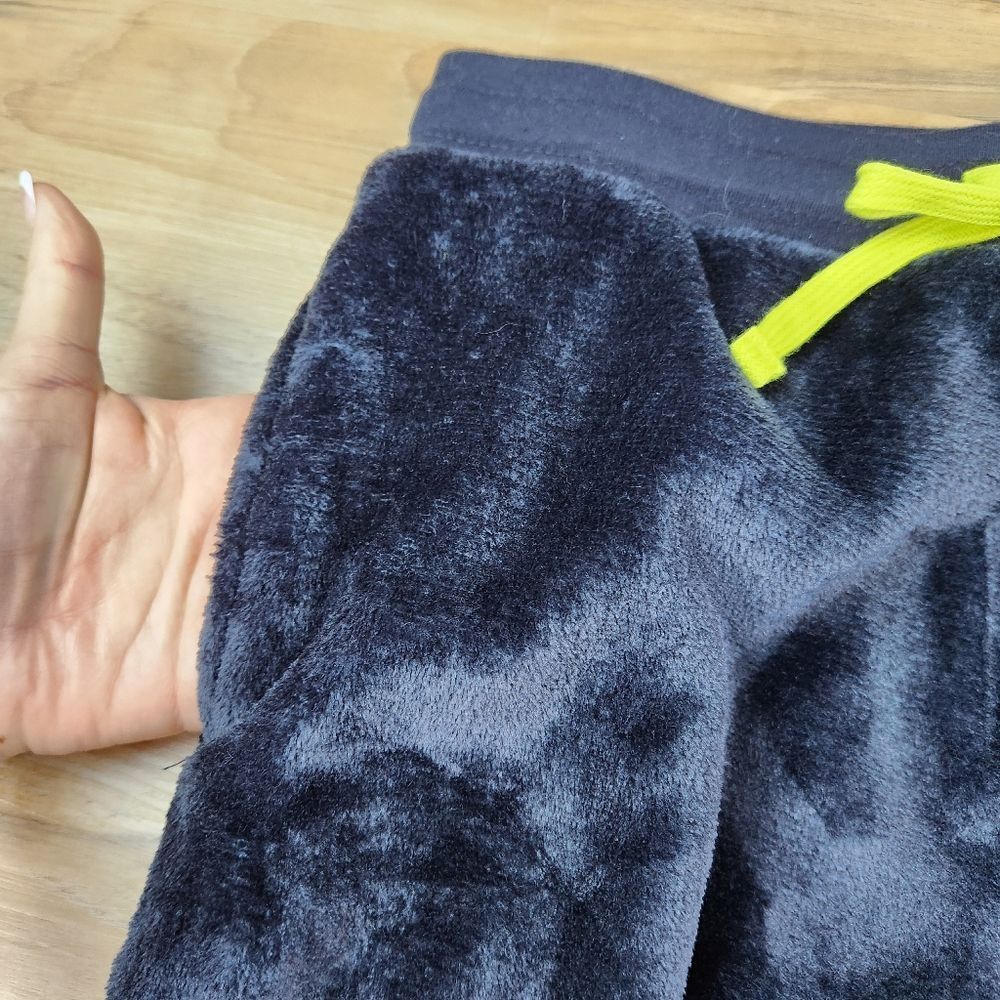 ☔️🔸️NWT The Grinch Black & Green Grinch Graphic Plush Joggers Small - Picture 7 of 12